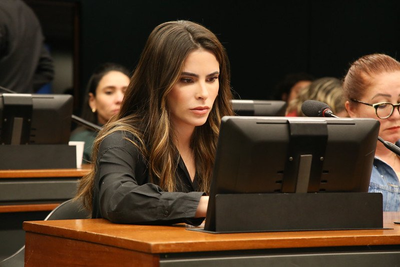 Yandra Moura tem projeto que incentiva contratação de mães atípicas aprovado em comissão