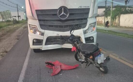 COLISÃO FRONTAL ENVOLVENDO CAMINHÃO E MOTOCICLETA DEIXA UMA PESSOA GRAVEMENTE FERIDA NA RODOVIA SE-170