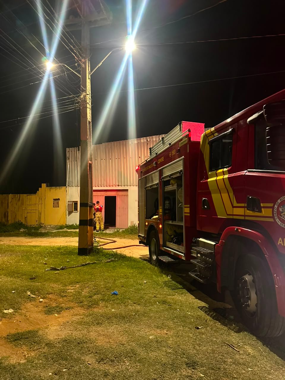 Bombeiros combatem incêndio em galpão na Zona de Expansão em Aracaju