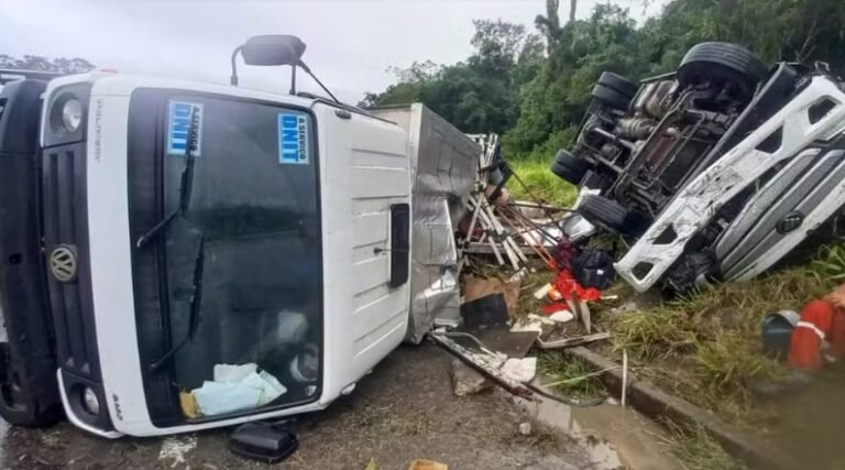 Motoristas pedem o contole da direção e caminhos tombam ), na BR-101, em Siriri