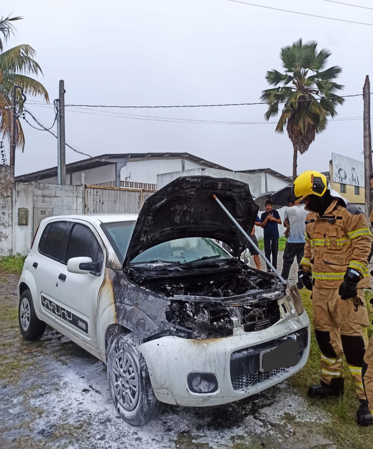 Principio de incêndio atinge veículo em Nossa Senhora do Socorro
