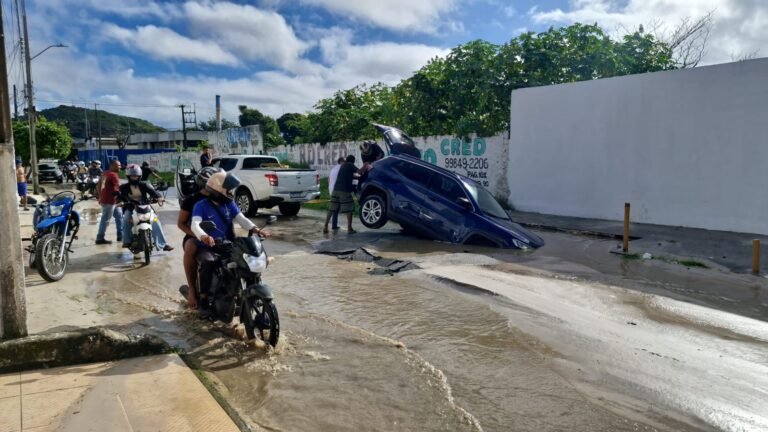 Tubulação rompe e carro cai em cratera na Rua Julieta Pereira Alves, no bairro Industrial, em Aracaju
