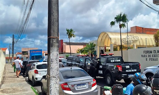 HOMEM SUSPEITO DE ATIRAR EM ADVOGADO E CLIENTE NA PORTA DE FÓRUM EM ARACAJU SE ENTREGA À POLÍCIA