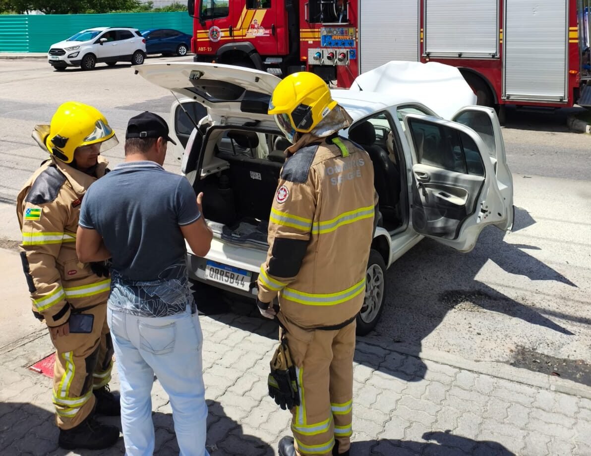 Bombeiros atendem um princípio de incêndio em veículo Fiat Uno, no bairro Jardins, em Aracaju