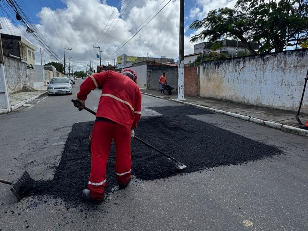 Prefeitura de Aracaju reforça manutenção de vias com operação tapa-buraco