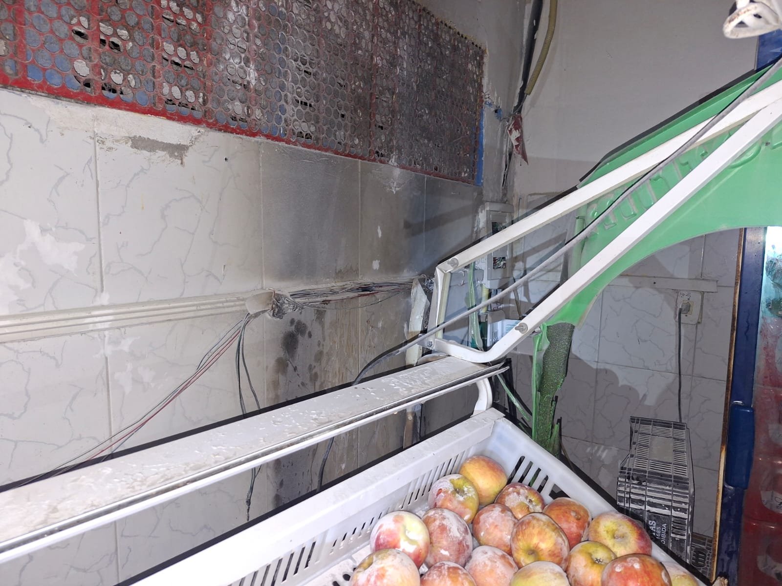 Bombeiros controlam princípio de incêndio em um mercadinho no João Alves