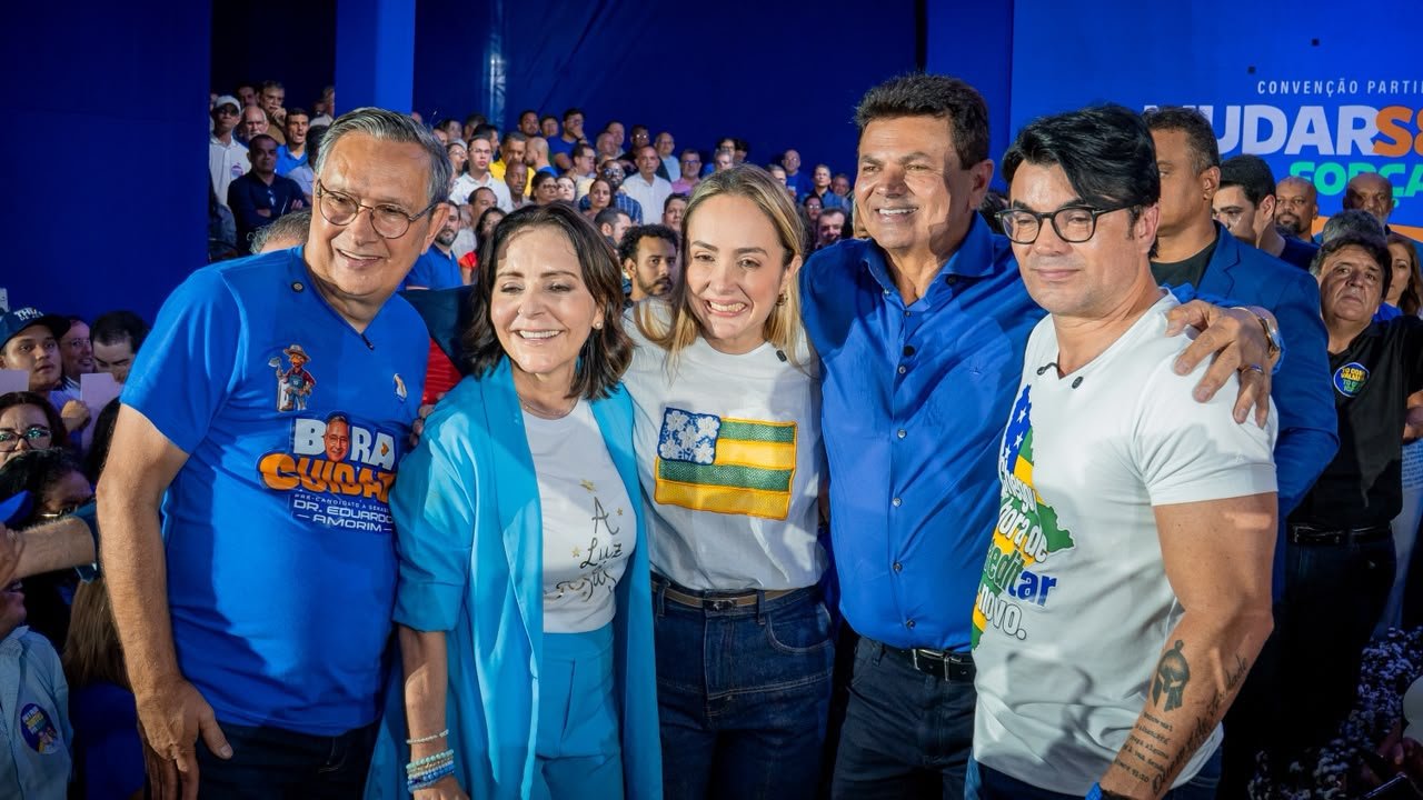 Delegado André David realiza adesivaço ao lado de sua coligação neste domingo