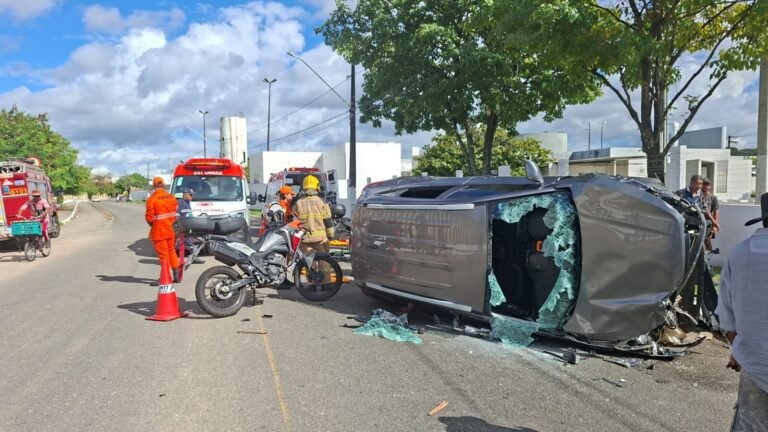 Carro capota e quatro pessoas ficam feridas, na Avenida Coelho e Campos