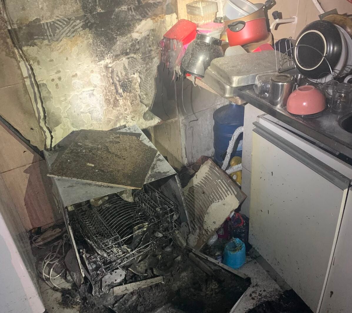 Bombeiros atendem princípio de incêndio em residência no bairro Jabotiana, em Aracaju