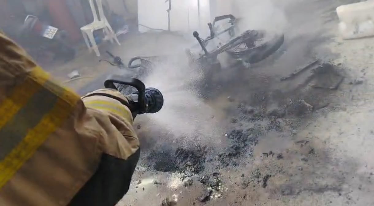 Bombeiros combatem incêndio em motocicleta dentro de residência em Socorro