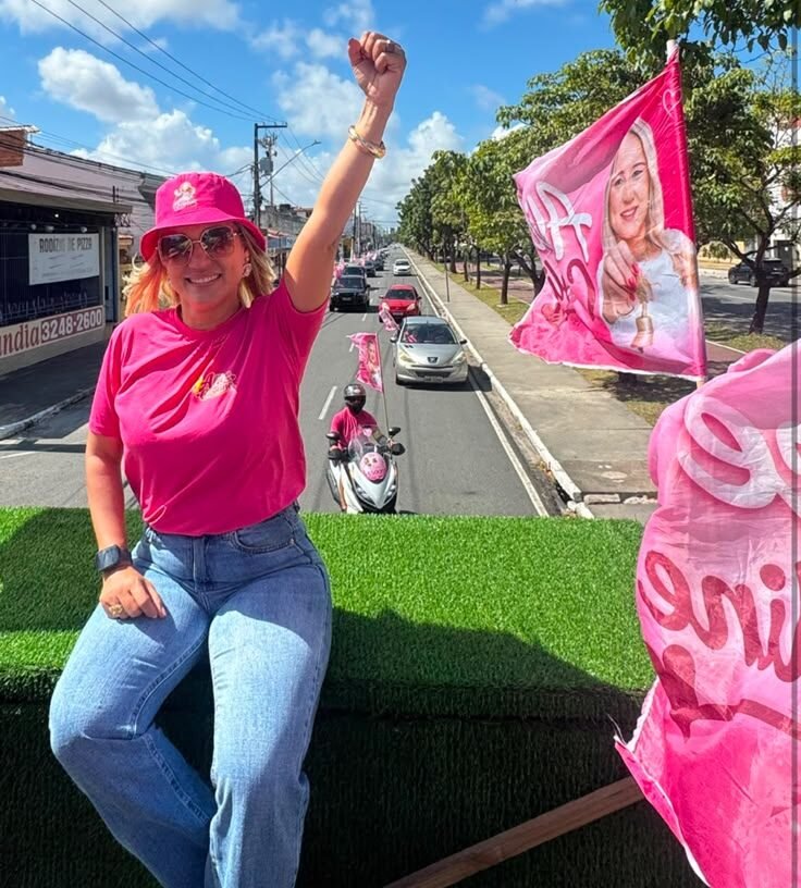Alice Caroline inicia caminhada eleitoral com adesivaço e carreata