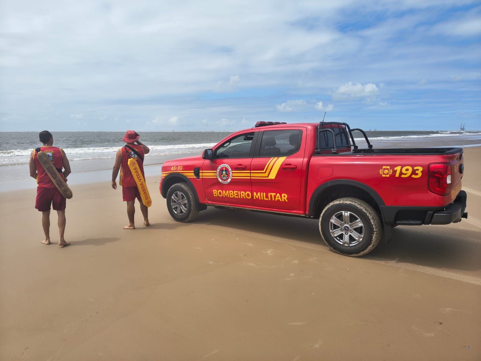 Bombeiros dão continuidade às buscas por jovem de 23 anos que está desaparecido no mar em Aracaju