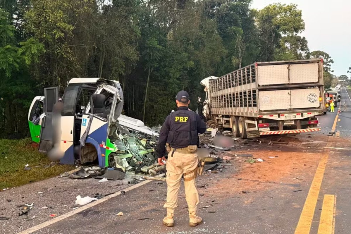 Micro-ônibus com pacientes no Paraná bate em carreta e deixa 23 mortos