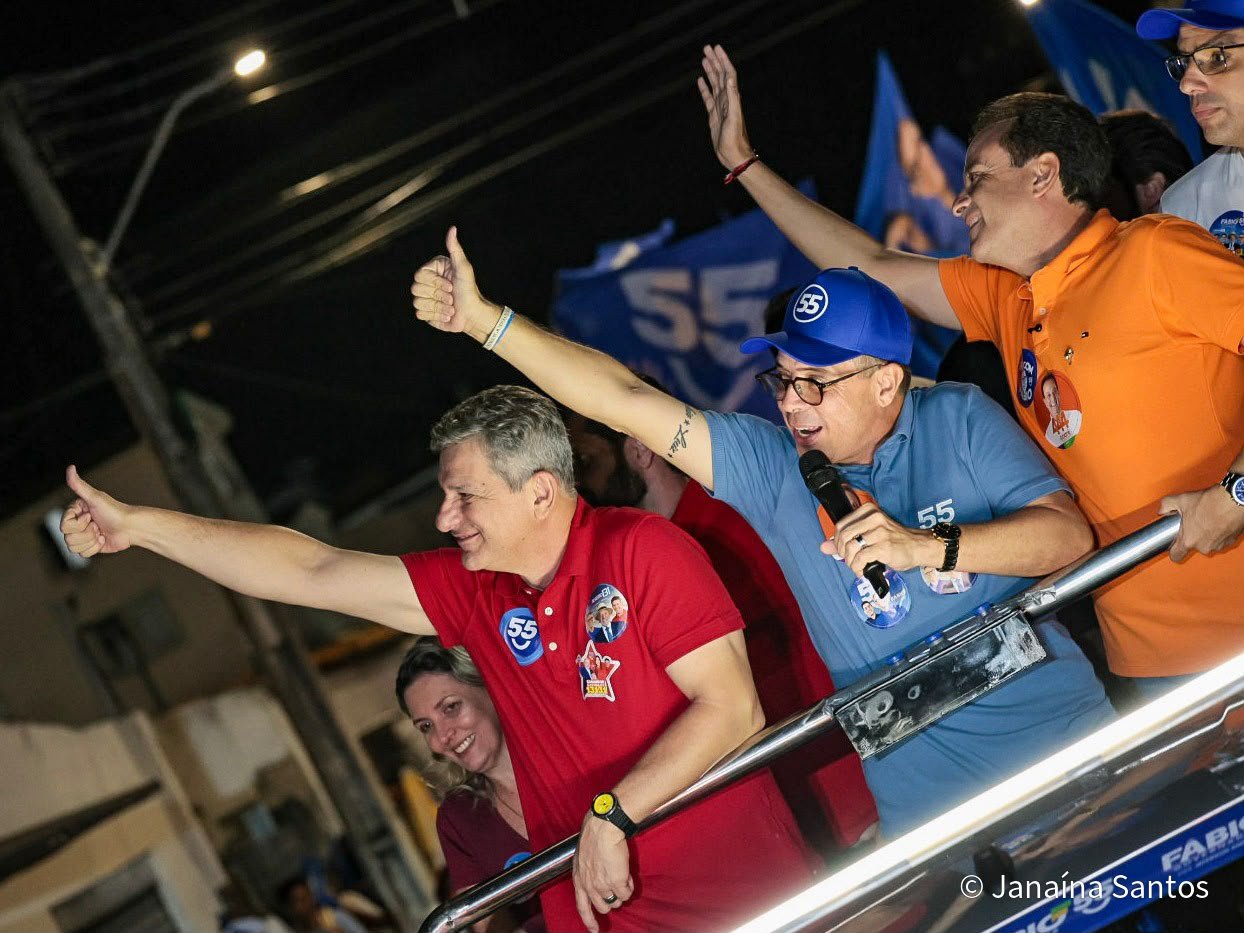 ROGÉRIO CARVALHO PARTICIPA DE UMA MINI-CARREATA DO TIME DE LULA NO BAIRRO FAROLÂNDIA, EM ARACAJU
