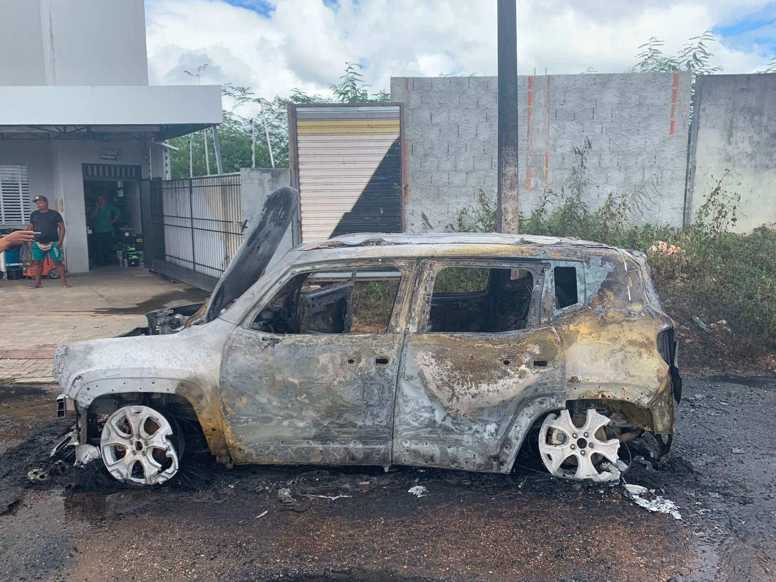 CARRO PEGA FOTO E FICA DESTRUÍDO NA AVENIDA CENTRAL, NO BAIRRO OLARIA, EM ARACAJU; NINGUÉM SE FERIU