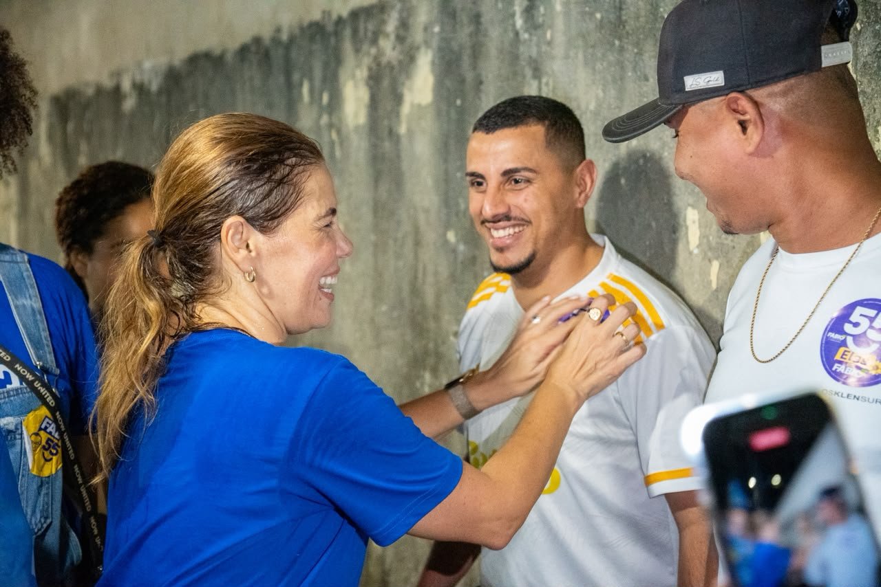 Érica acompanha a pé carreata de Fábio no Conjunto Augusto Franco