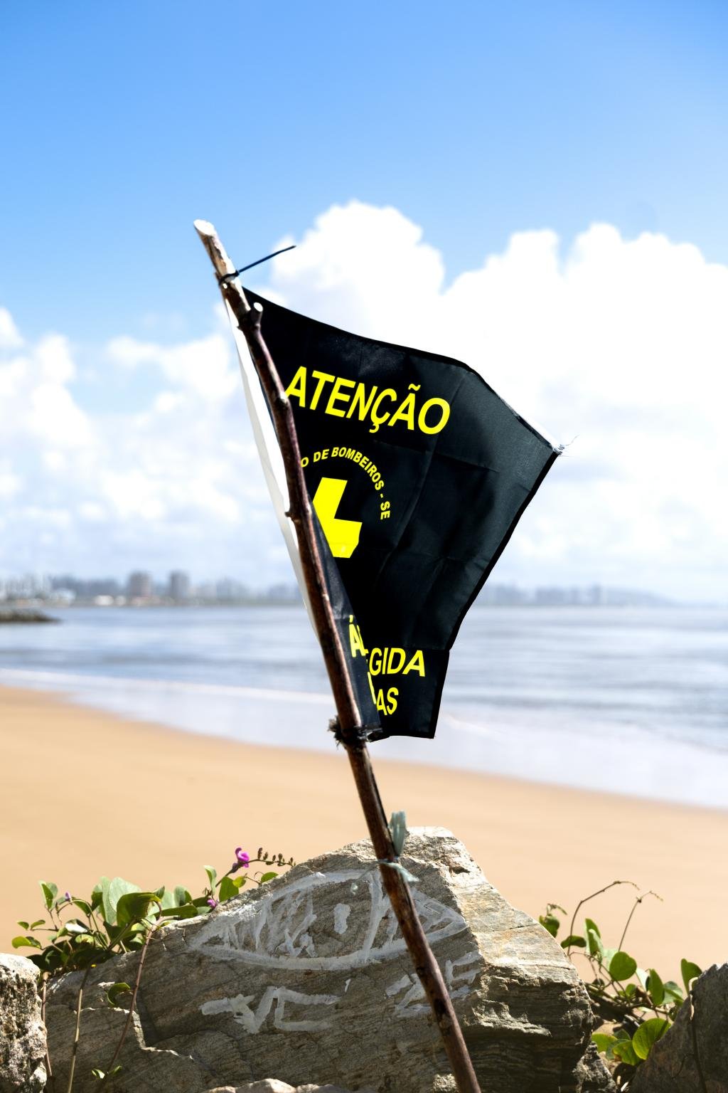 Prefeitura de Aracaju alerta banhistas sobre os risco na Praia dos Artistas