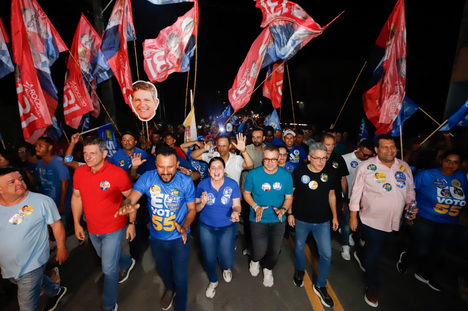 Carreata vira caminhada e Tobias Barreto abraça Cláudio Mitidieri