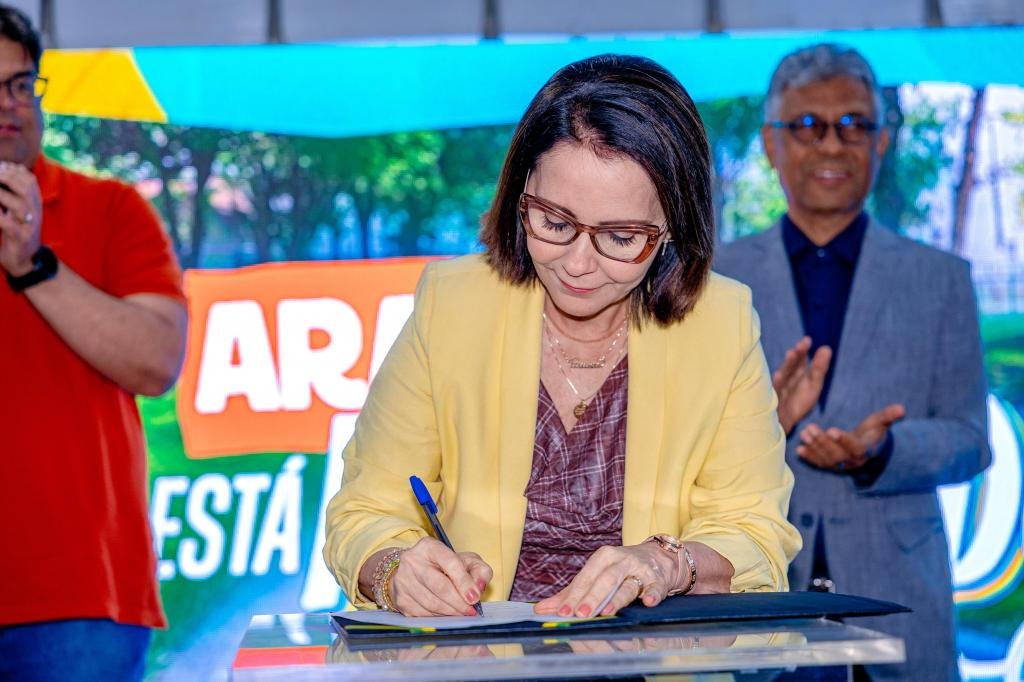 Prefeita Emília assina ordens de serviço para obras em 10 praças de Aracaju