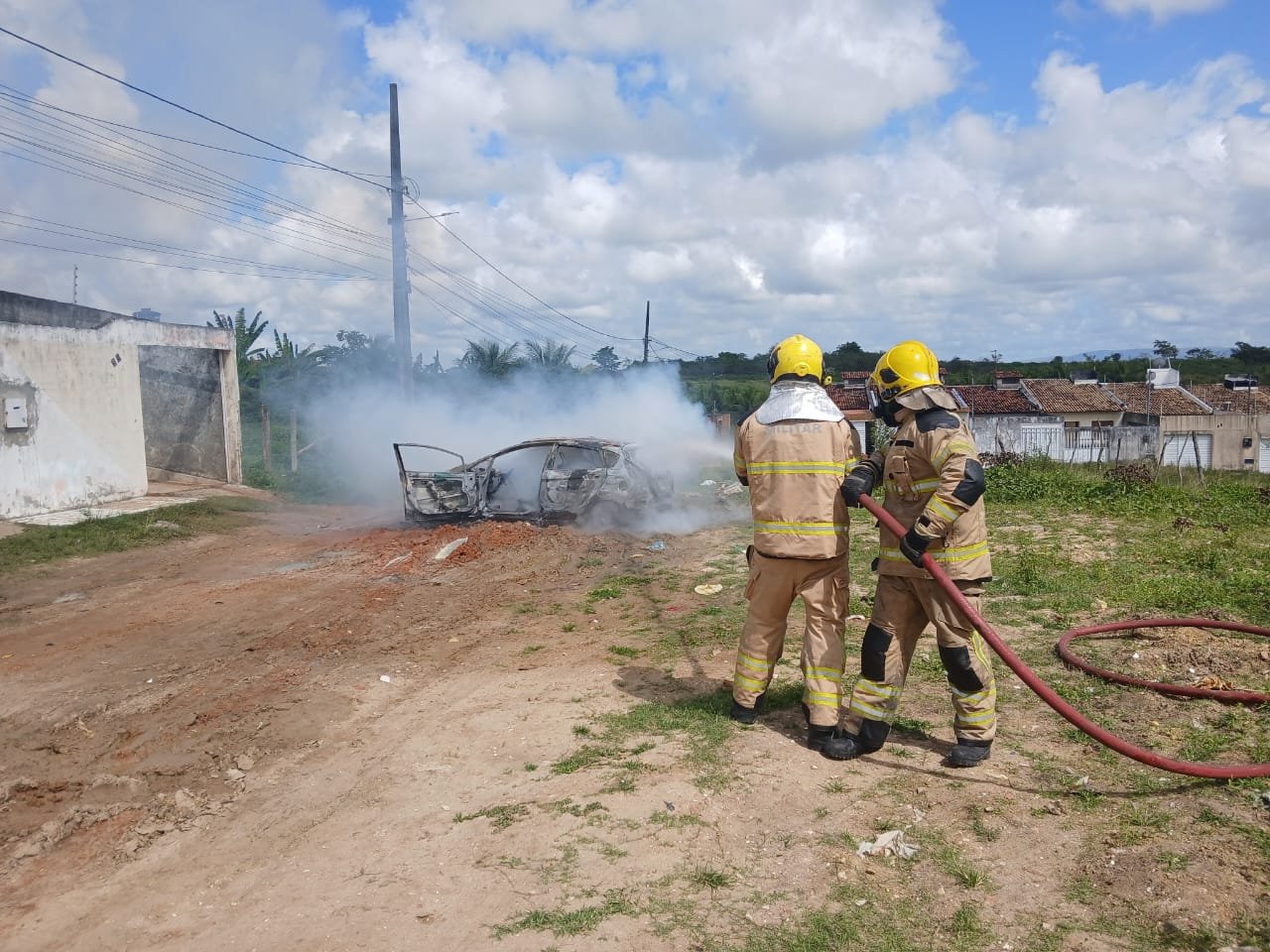 Bombeiros combatem incêndio em carro de passeio em Nossa Senhora do Socorro