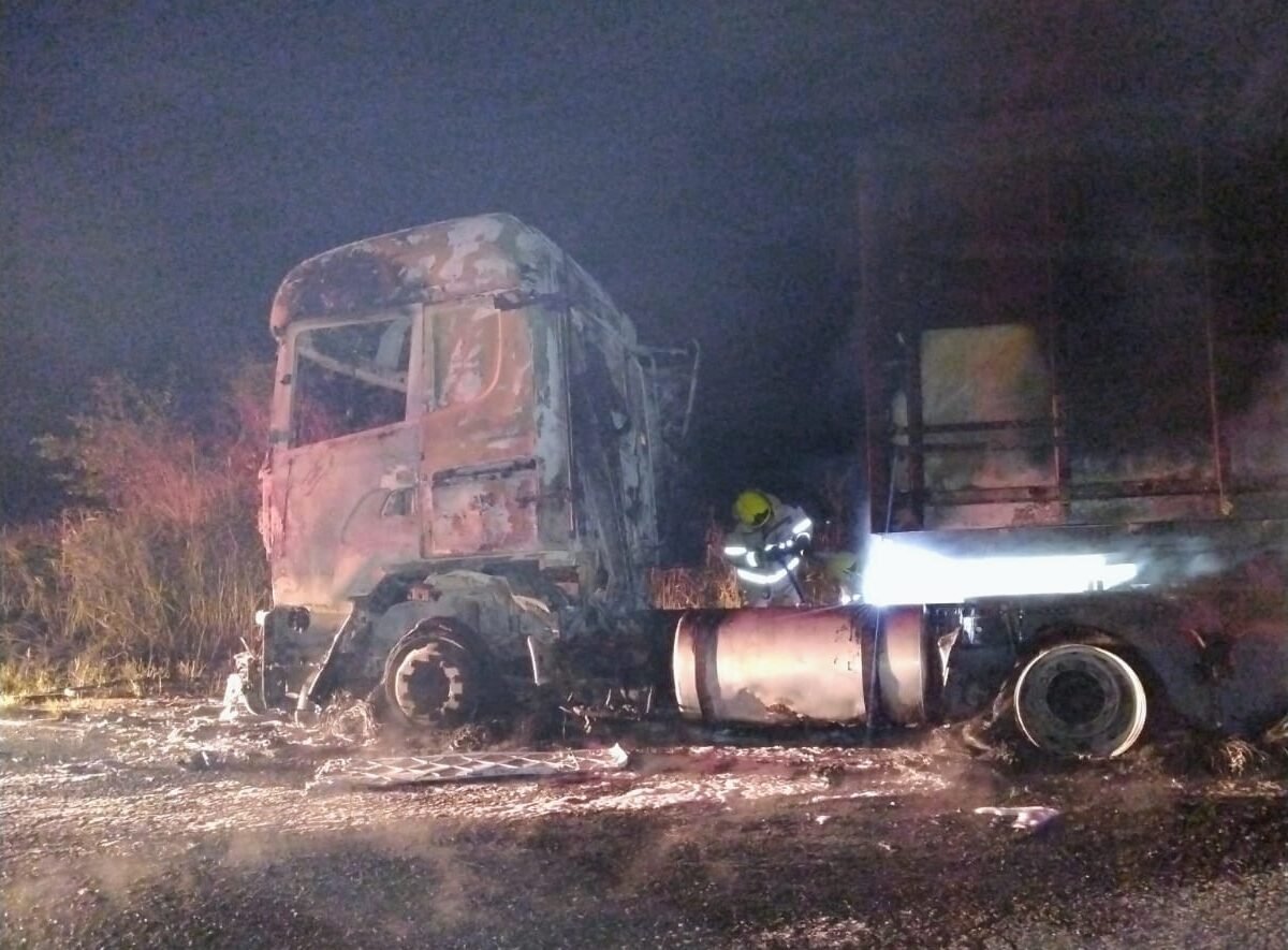 Bombeiros combatem incêndio em carreta na zona rural de Japoatã