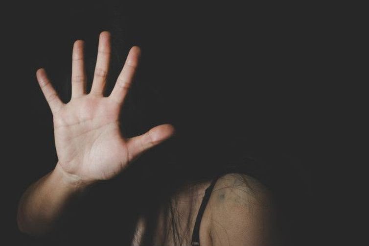 Violência psicológica contra mulheres cresce 16,9% no Brasil e pode começar de forma sutil  