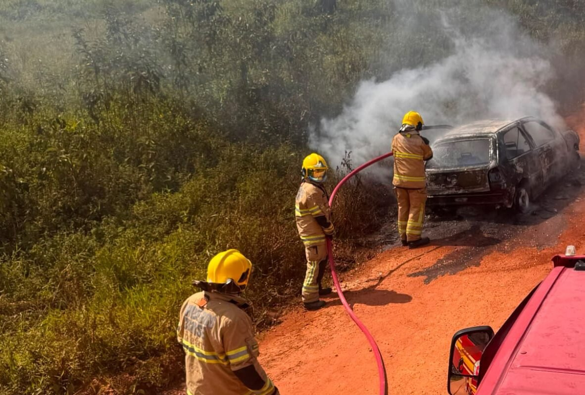 Carro de passeio pega fogo e fica destruído no povoado Biribinha, em Estância