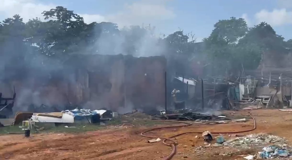 Incêndio atinge barracos localizados na Rua Paraíba nas proximidades de um antigo hospital, em Aracaju
