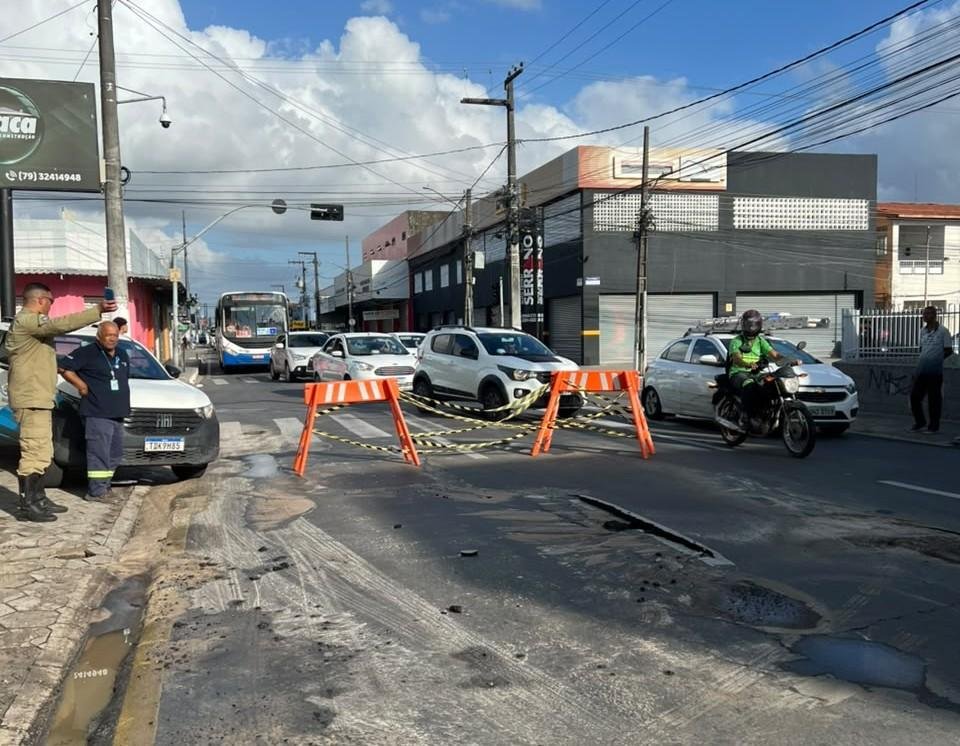 SMTT organiza trânsito durante reparo emergencial em tubulação na rua Mariano Salmeron