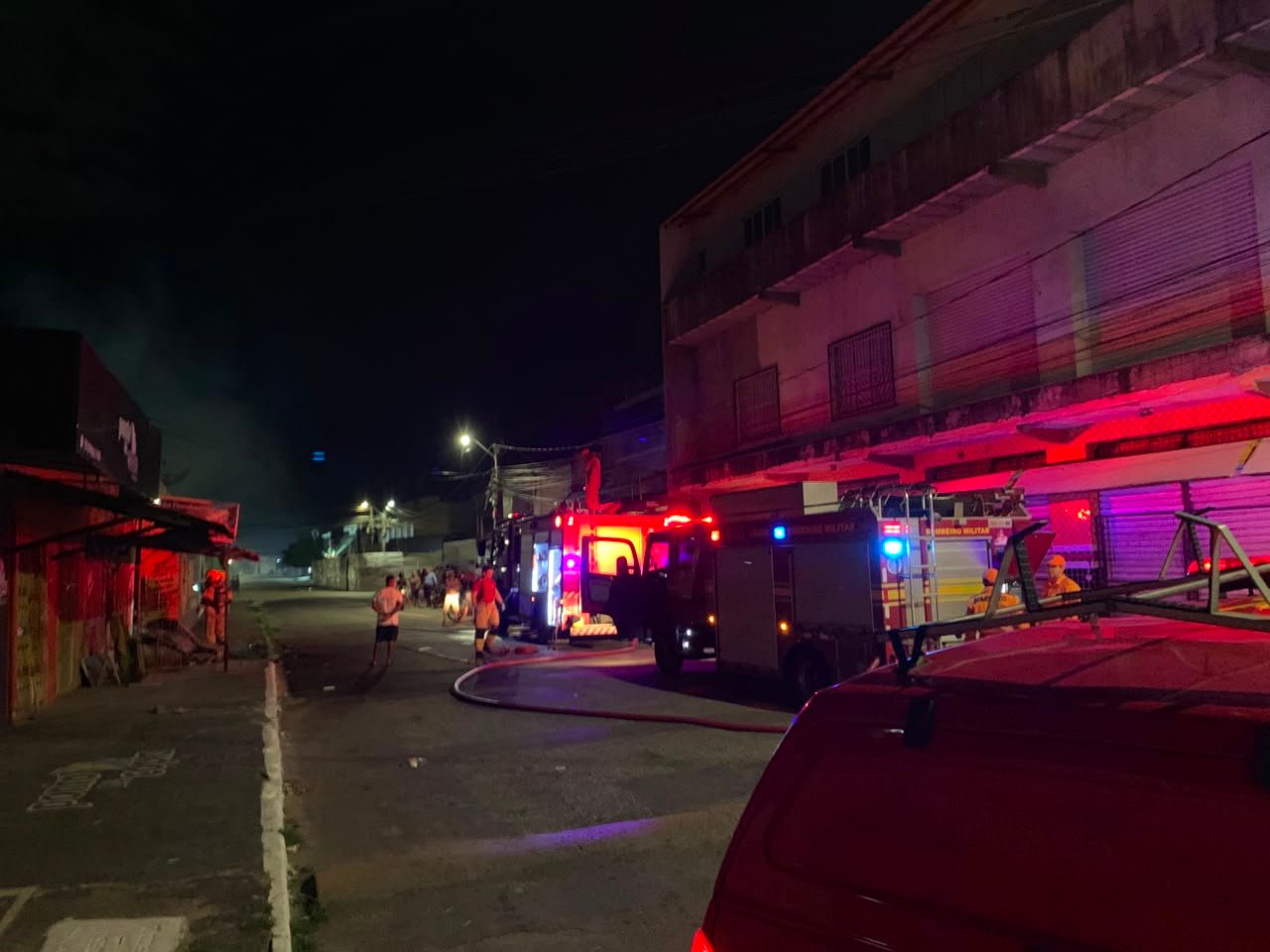INCÊNDIO ATINGE  ESTABELECIMENTO COMERCIAL DE CONSERTO DE ELETRODOMÉSTICOS NO SANTOS DUMONT, EM ARACAJU