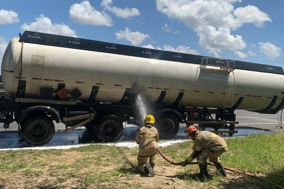 BOMBEIROS ACOMPANHAM A TRANSFERÊNCIA DE GASOLINA DE CARRETA APÓS INCÊNDIO NA BR-101, EM ESTÂNCIA