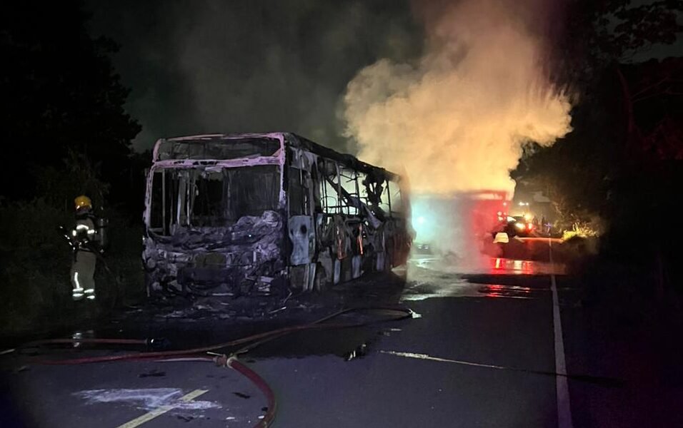 BOMBEIROS COMBATEM INCÊNDIO EM UM ÔNIBUS NA RODOVIA JOÃO BEBE ÁGUA, NO MUNICÍPIO DE SÃO CRISTÓVÃO
