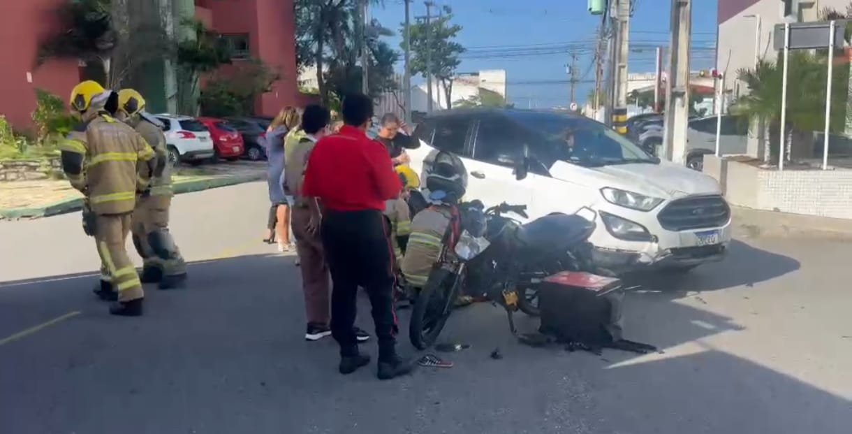 Bombeiros atendem vítima de acidente envolvendo carro e moto em Aracaju