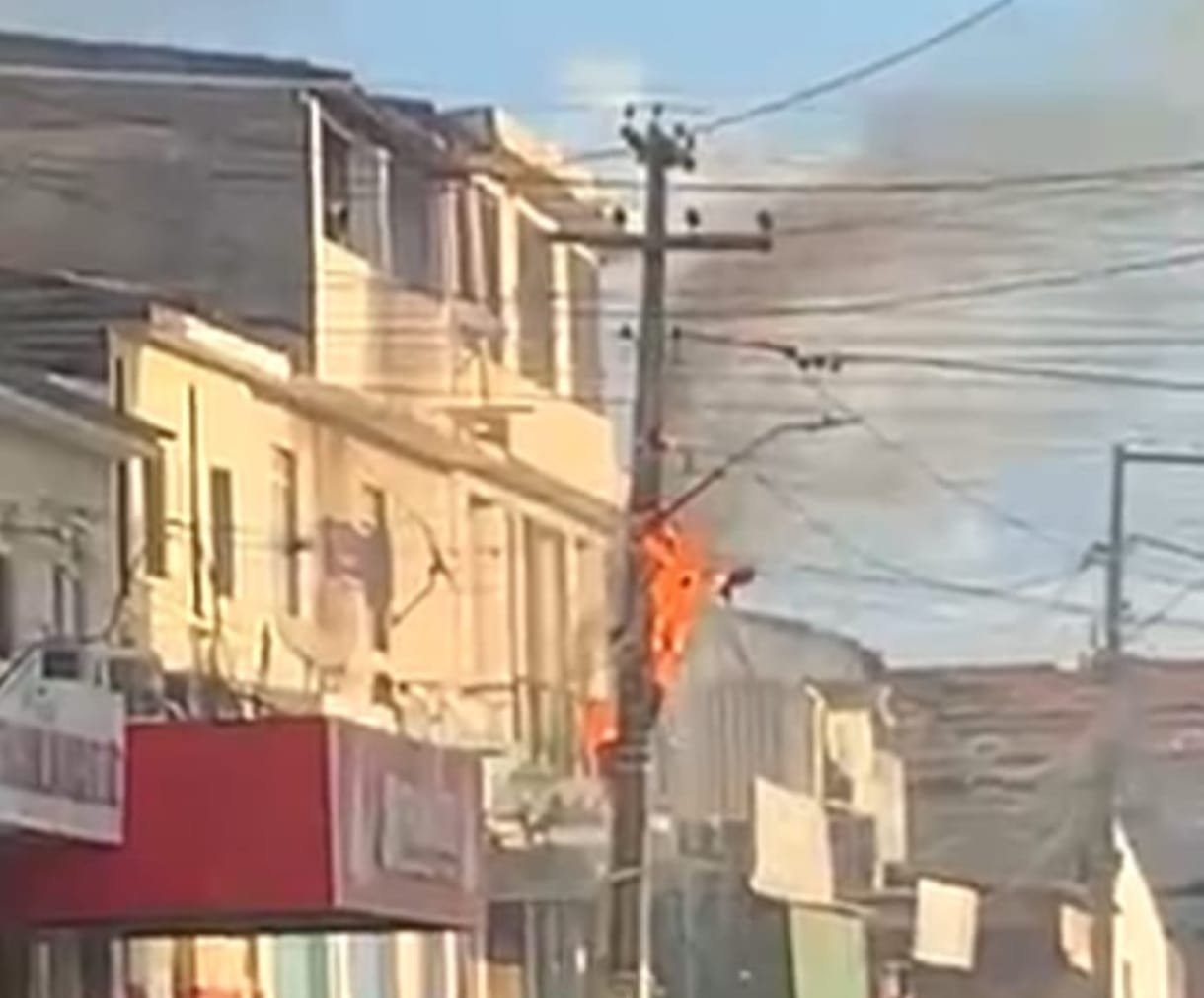 BOMBEIROS ATENDEM OCORRÊNCIA DE INCÊNDIO EM POSTE DE ENERGIA NO BAIRRO SANTA MARIA, EM ARACAJU