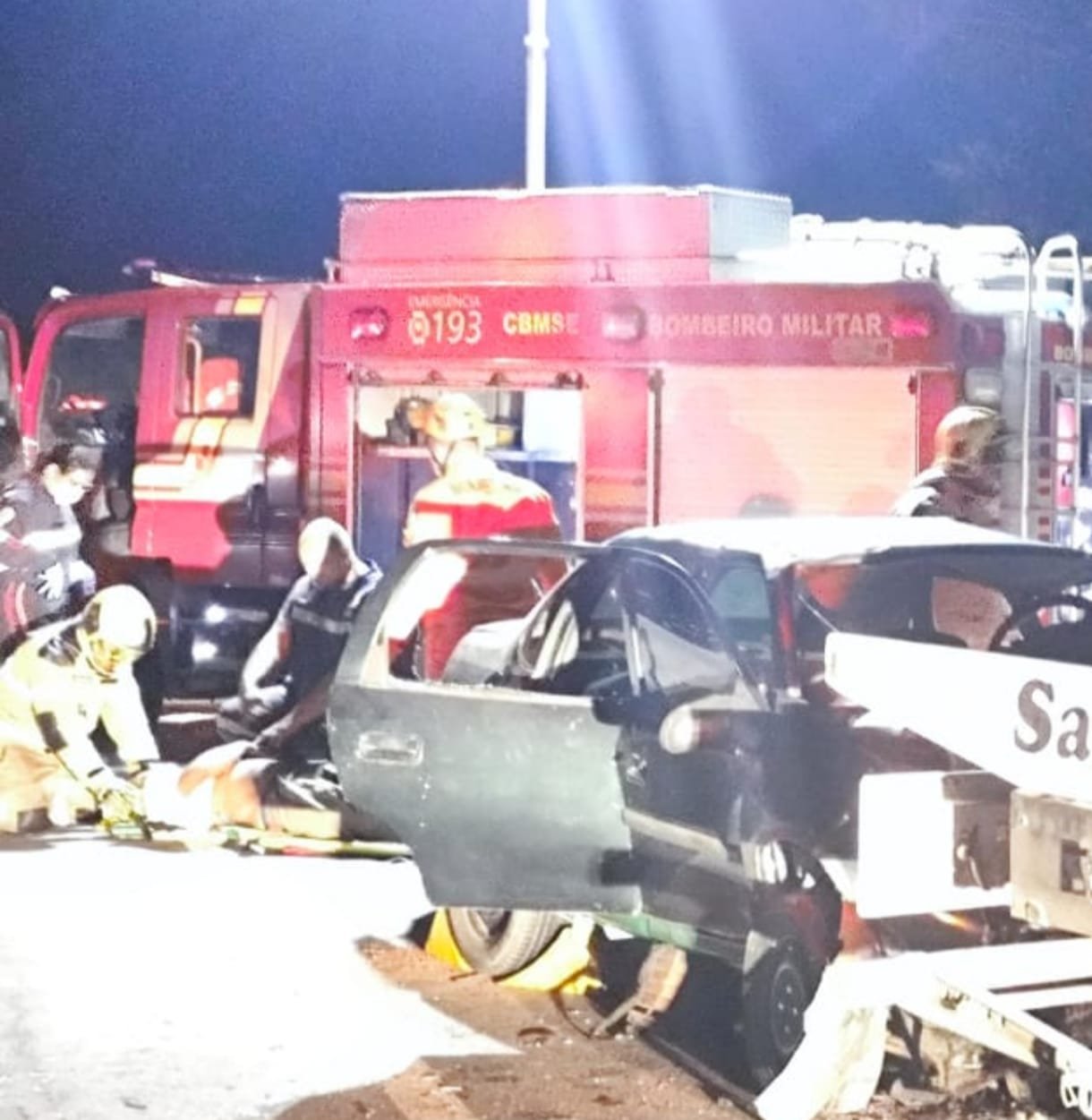 Bombeiros resgatam vítima presa às ferragens após colisão frontal em Maruim