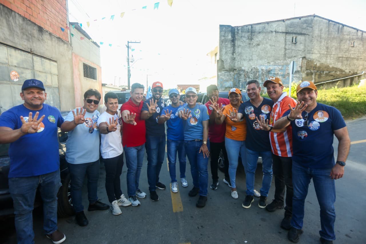 Entre trabalho e esperança, Riachuelo recebe carreata de Fábio e André Moura