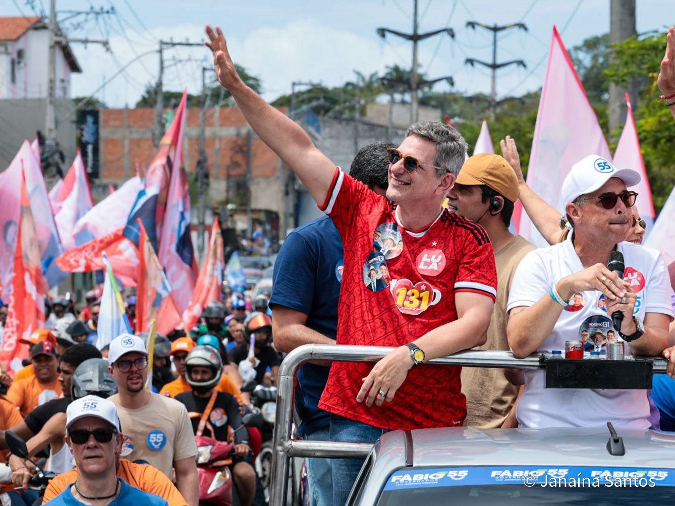 ZONA NORTE DE ARACAJU AVERMELHA E DEMONSTRA FORÇA DE ROGÉRIO CARVALHO EM CARREATA DO TIME DE LULA