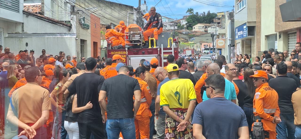 Bombeiros prestam homenagem ao sargento Luciano Santos Victoria em despedida