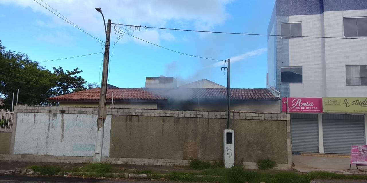 Corpo de Bombeiros combate incêndio em residência localizada no bairro Ponto Novo, em Aracaju