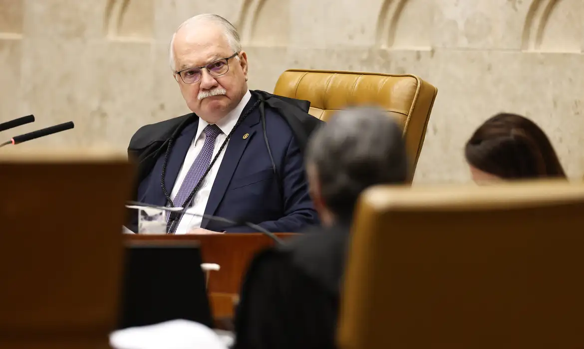 Ex-ministros e sociedade civil divulgam carta em apoio a ministro Edson Fachin