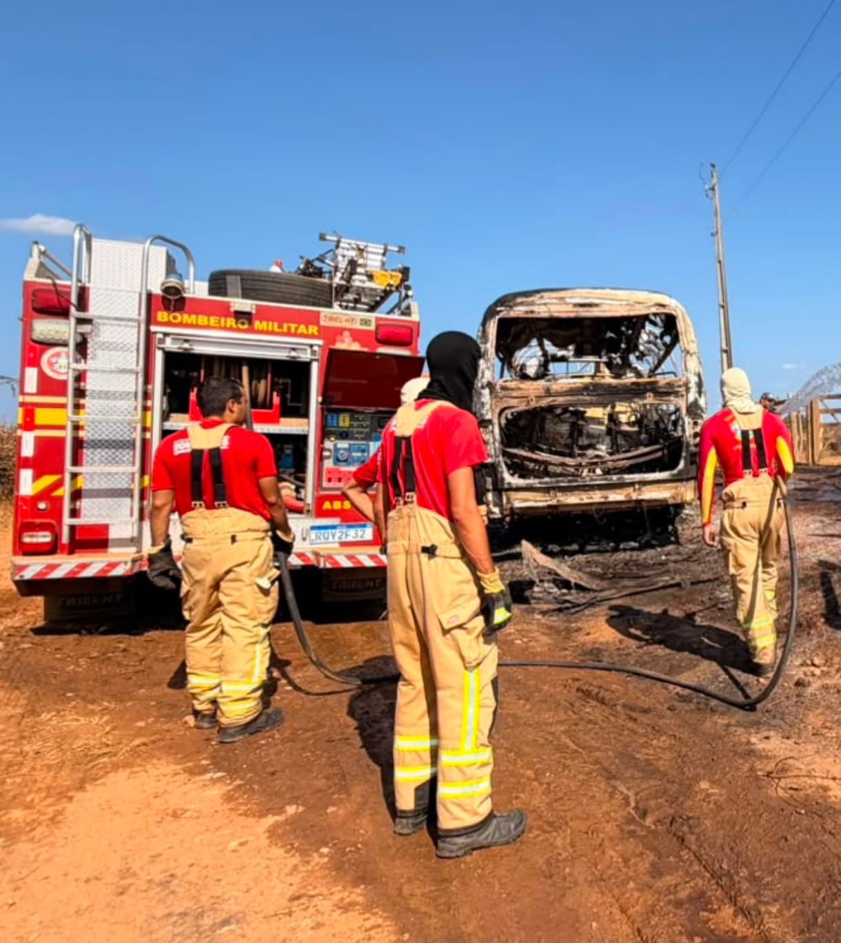 ÔNIBUS PEGA FOGO E FICA COMPLETAMENTE DESTRUÍDO NAS PROXIMIDADES DO POVOADO LAGOA REDONDA, EM ITABI