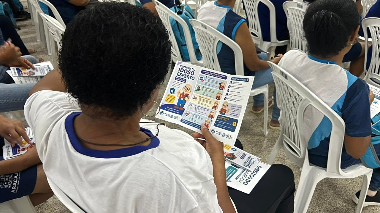 Procon Aracaju leva orientações sobre golpes digitais a estudantes da EJA