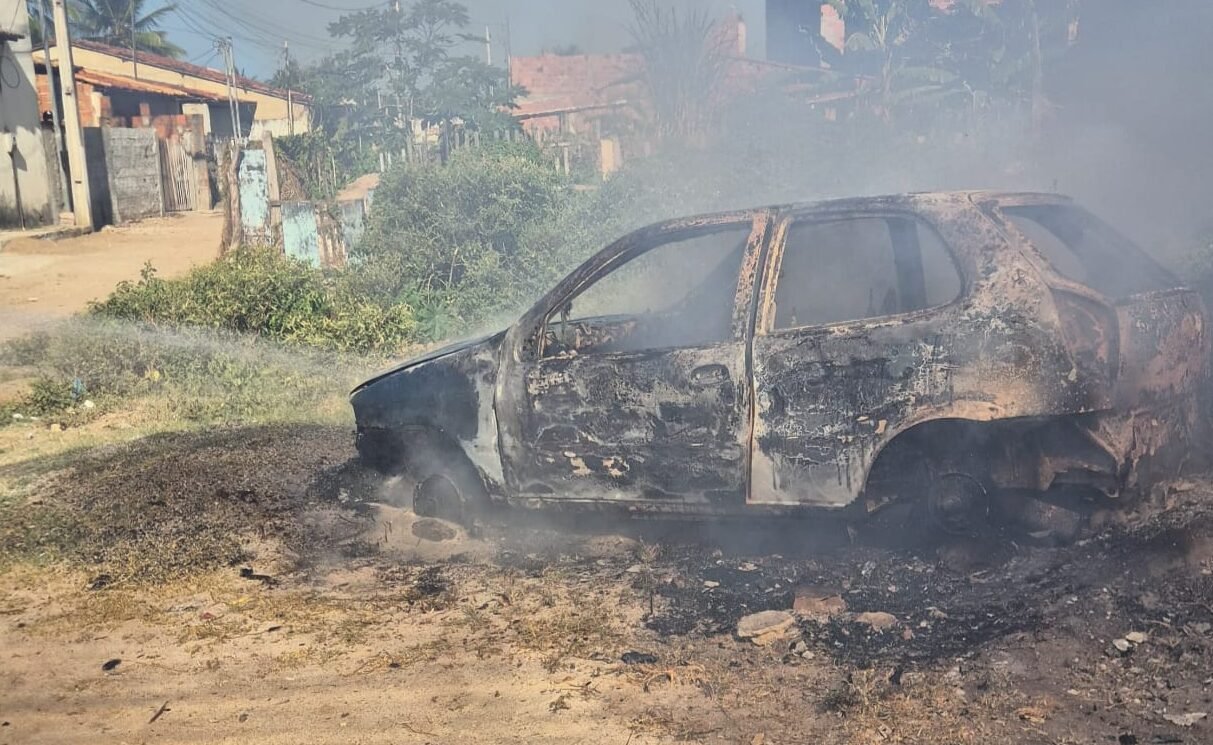 Bombeiros combatem incêndio em veículo abandonado em Aracaju