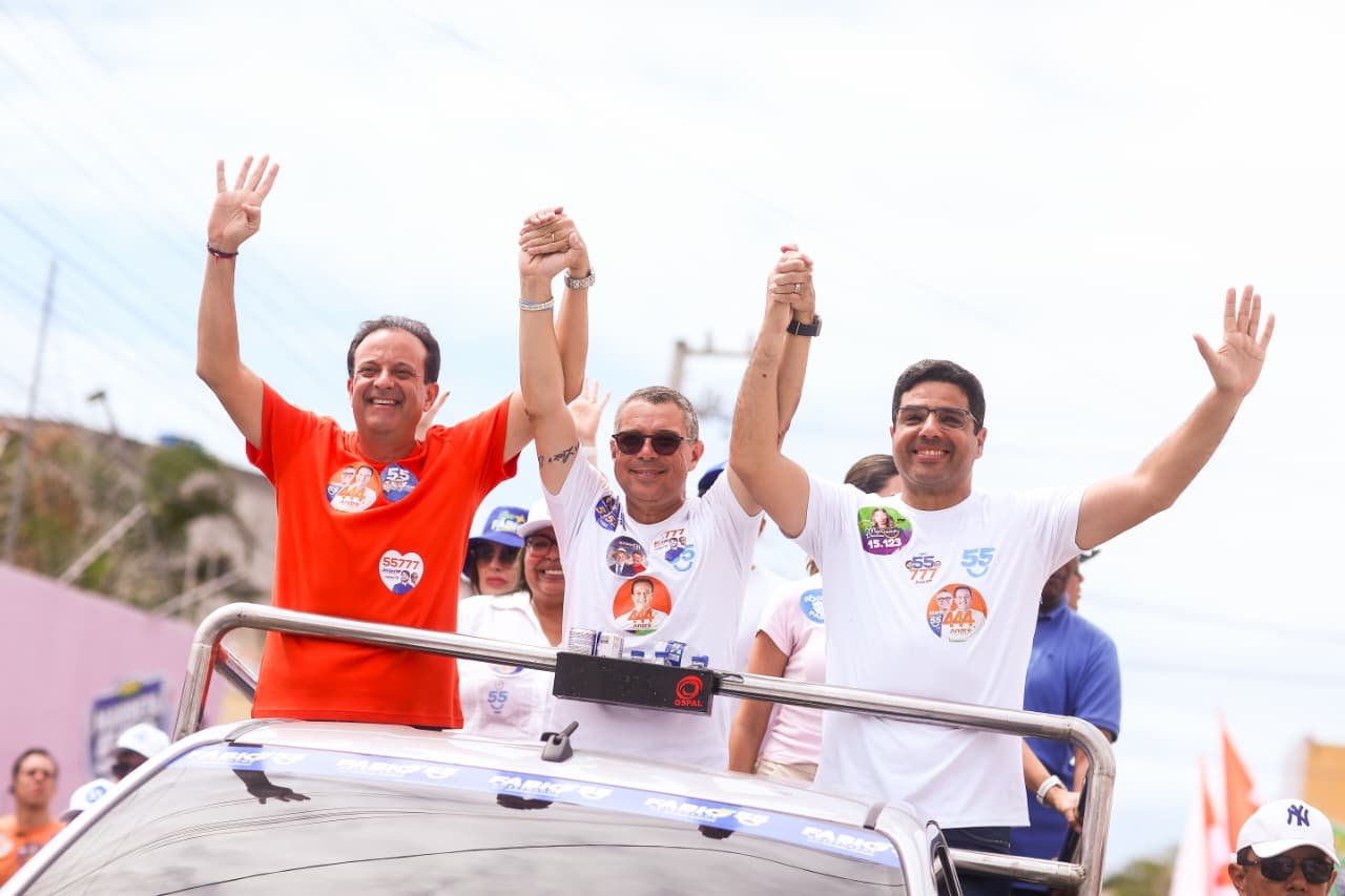 CARREATA DA SINTONIA AM-FM LEVA FÁBIO MITIDIERI E ANDRÉ MOURAS ÀS RUAS DO MARIVAN E 17 DE MARÇO