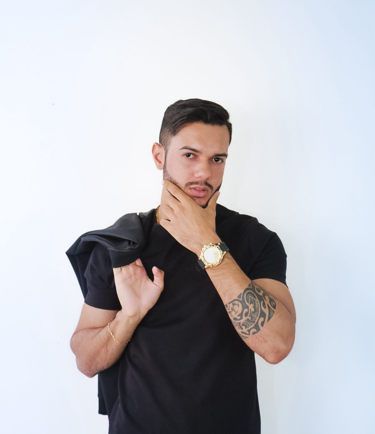 Íkaro Mendes leva o arrocha para o mundo com releituras de sucessos internacionais