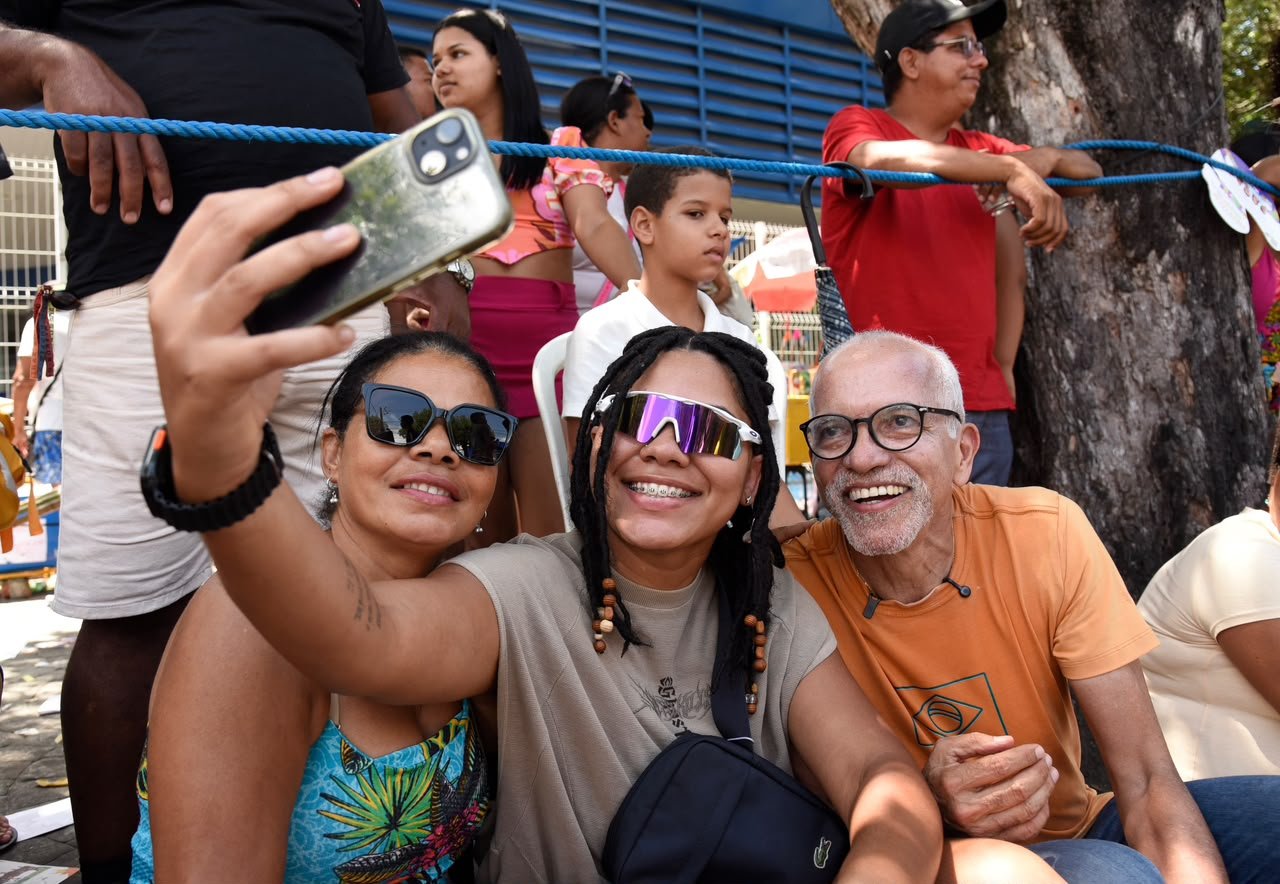 EDVALDO NOGUEIRA É RECEBIDO COM FESTA PELO POVO NO DESFILE DE 7 DE SETEMBRO EM ARACAJU