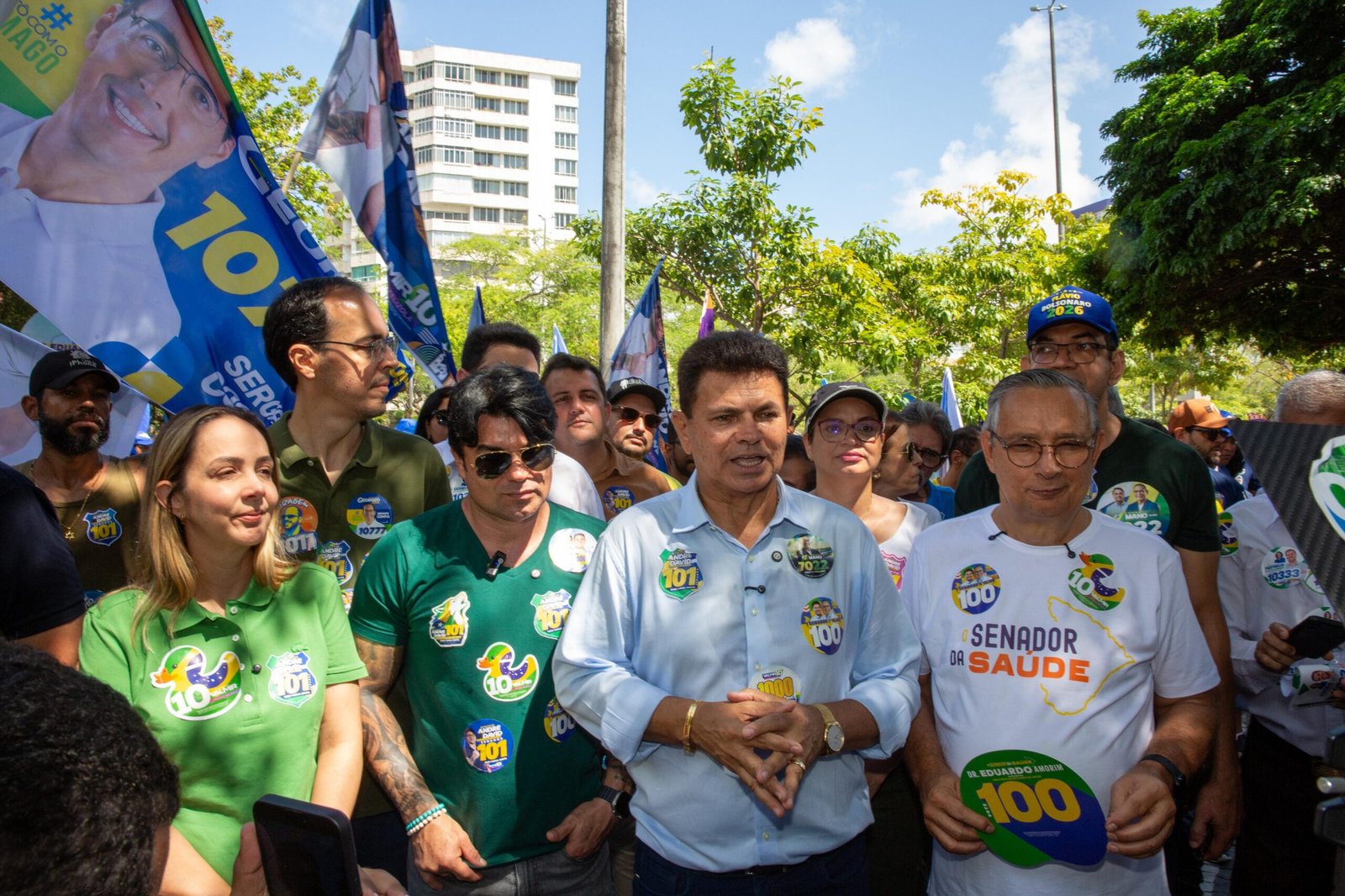 Valmir de Francisquinho acompanha desfile cívico e consolida apoio popular