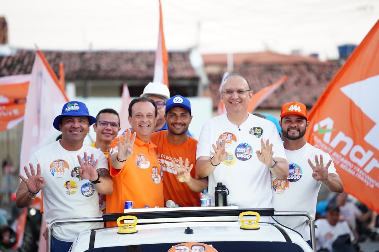 Marcos Freire II abraça André Moura que mostra força para o Senado
