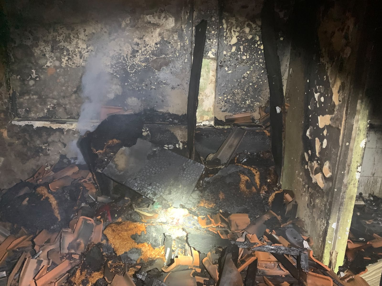 Incêndio atinge anexo de casa na Rua Laranjeiras, no bairro Getúlio Vargas, em Aracaju; ninguém se feriu