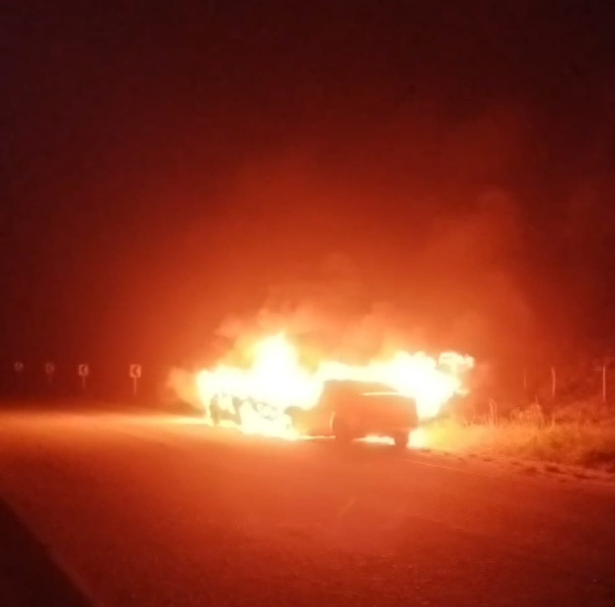 BOMBEIROS COMBATEM INCÊNDIO EM DOIS VEÍCULOS DE PASSEIO APÓS COLISÃO FRONTAL EM ITAPORANGA D’AJUDA